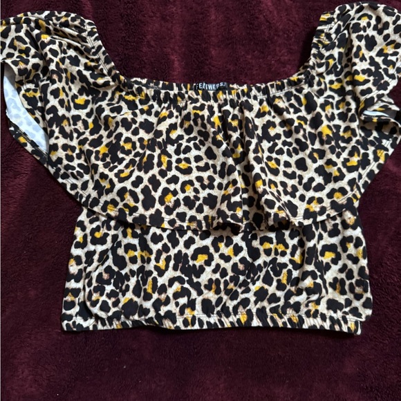 Women Feathers brand leopard 2 piece set. - Picture 6 of 7